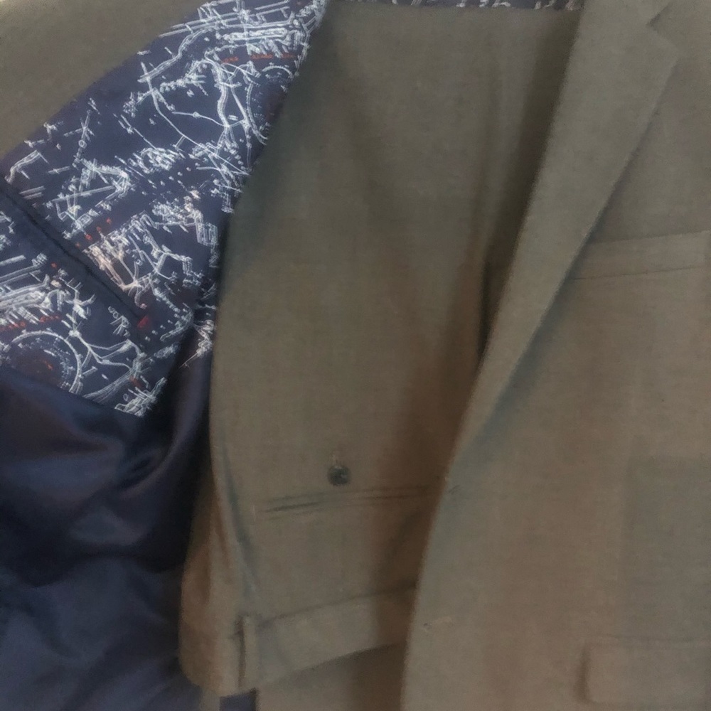 Gray Men’s Nautica suit -worn once